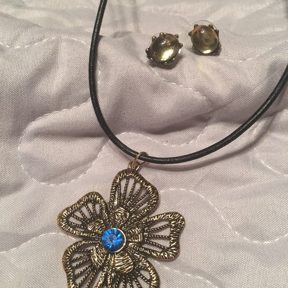 🆕Blue flower pendant necklace & earrings NWT - Picture 4 of 8